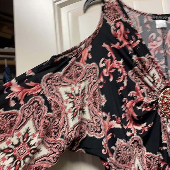 Venus Brand Cold Shoulder LS Top - Picture 4 of 7